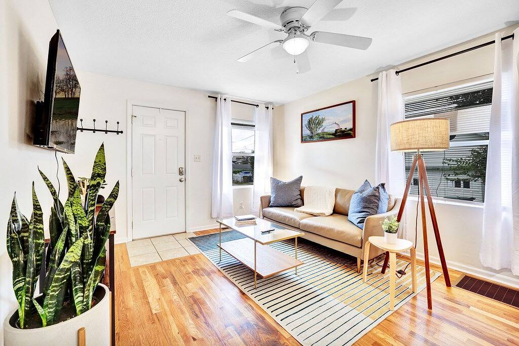 Clintonville Charmer, Dogs Welcome, Close to Osu in Columbus, Ohio