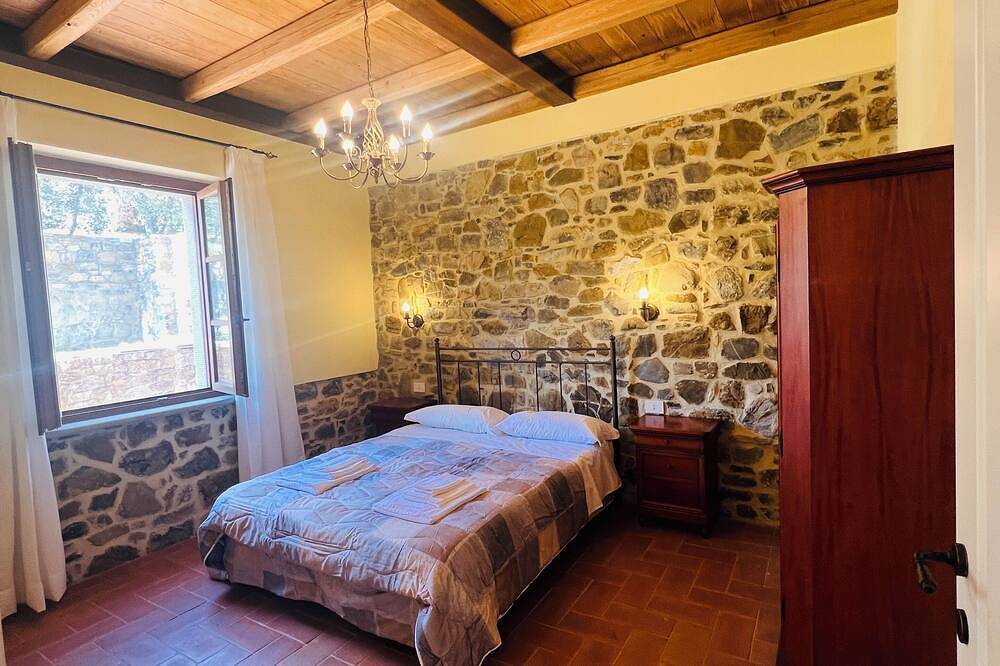 Stone house among olive groves new construction with Jacuzzi in Laterina Pergine Valdarno, Chianti