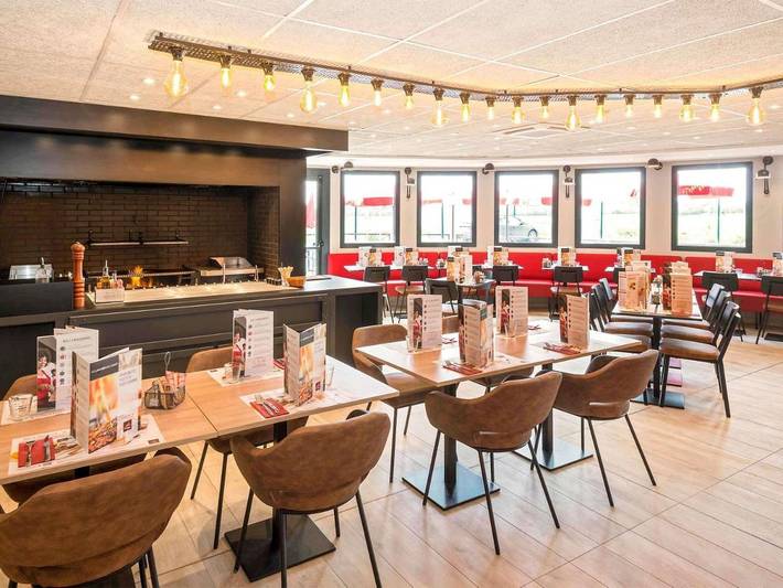 Hôtel pour 4 personnes, avec piscine ainsi que vue et terrasse à Saint-Georges-de-Gréhaigne - 2