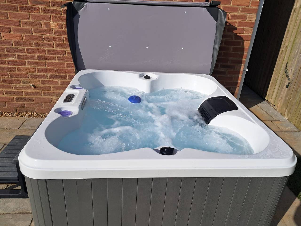 3 Bed Cottage - Sleeps 5 - Pets - Hottub - Garden in Heacham, Norfolk Coast
