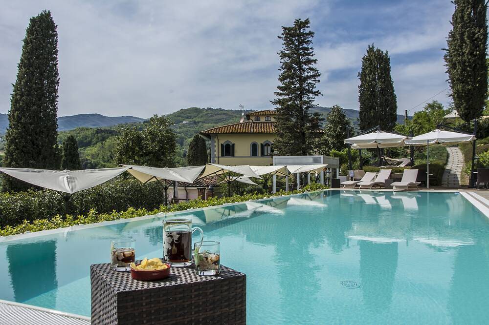 Villa surrounded by greenery with swimming pool, a few kilometers from the center in Pistoia, Pistoia Province