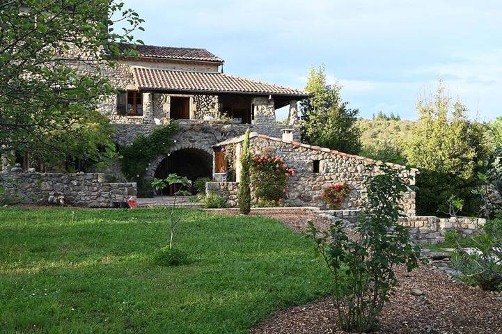 Maison de vacances pour 5 personnes, avec jardin et terrasse dans Largentière