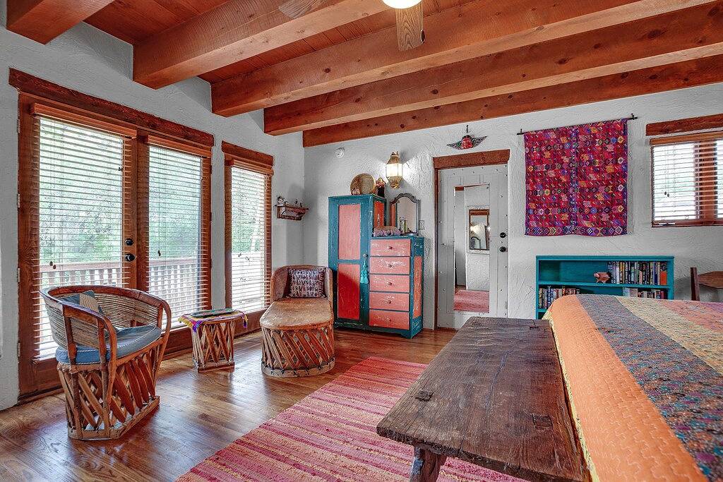 La Posada de Taos 2 Br, 2 Blocks zu Fuß zur Plaza, Authentic Charm & Deck Views in Taos, Taos County