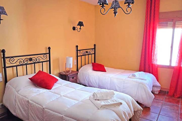 Apartamento entero, Casa Vaélico I. Admitimos mascotas sin ningún coste adicional in Arenas de San Pedro, Valle del Tiétar