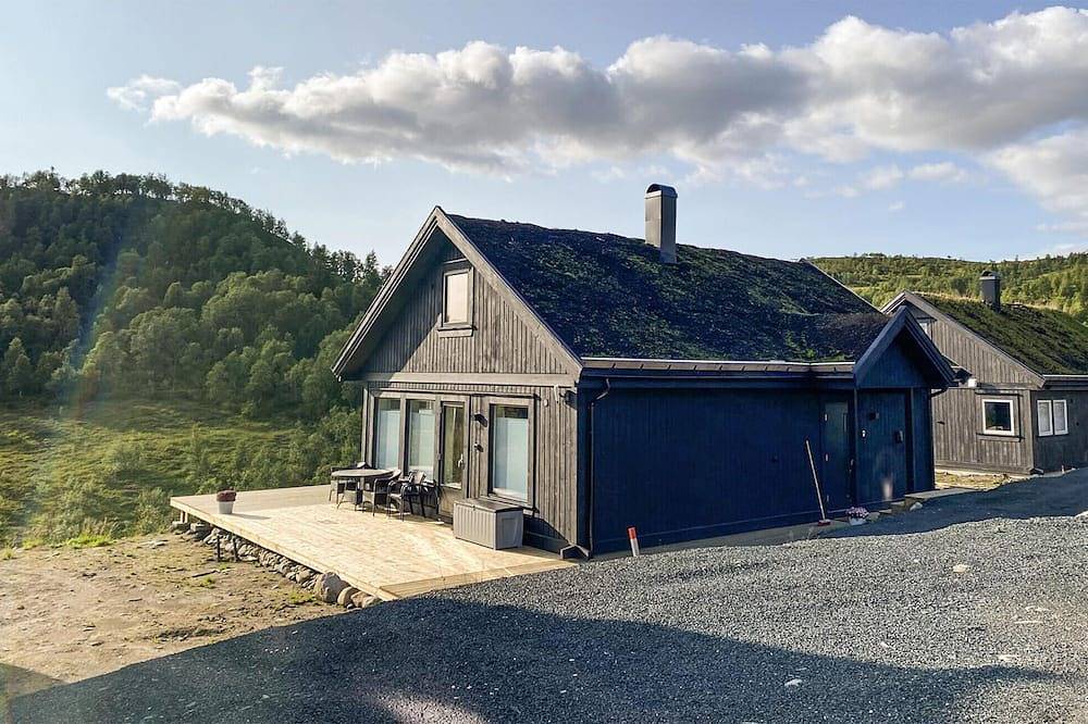 Enjoy your vacation in this beautifully located vacation home with great views. in Vinje