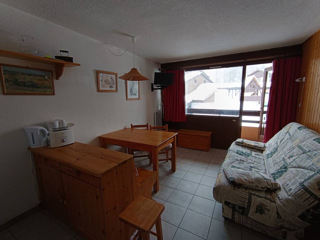 Studio entier, Grand studio ski aux pieds, lumineux et animaux acceptés in Montgenèvre, Région de Briançon