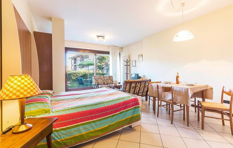 Ganze Ferienwohnung, Airbnb am See mit Pool & WiFi in Spiagga Le Fontanelle, Germignaga