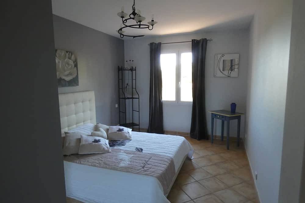 Entire apartment, Beautiful apartment in quiet villa with swimming pool in Rocbaron, Brignoles region