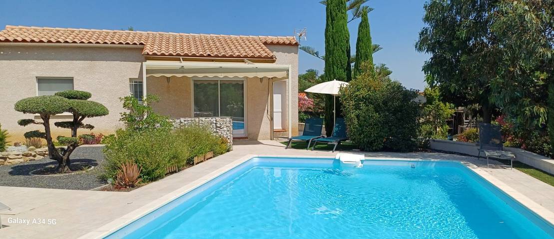 Gîte pour 2 personnes, avec terrasse ainsi que piscine et jardin à Villelongue-dels-Monts