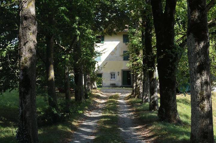 Casa vacanza per 14 persone, con piscina e giardino in Sassello