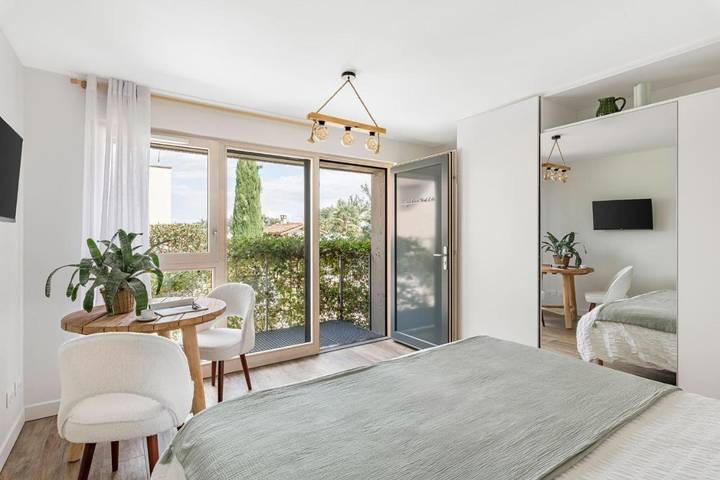 Maison d’hôte pour 3 personnes, avec piscine ainsi que jardin et vue