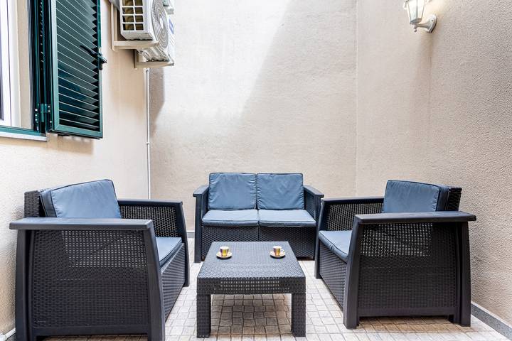 Apartamento inteiro, Apartamento 'Holiday Home Funchal Center T2' com Terraço Privado, Wi-Fi e Ar Condicionado in Funchal (Sé), Madeira