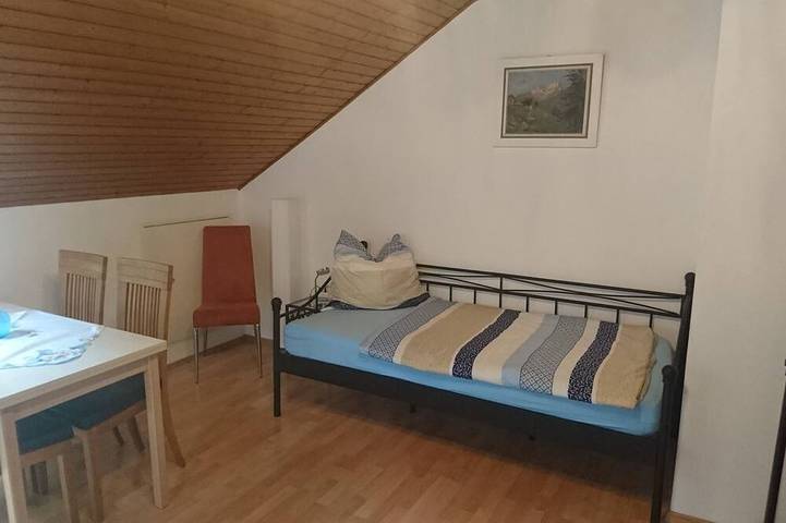 Ganze Wohnung, Komfortable Dachgeschoß-Ferienwohnung mit insgesamt 4 Räumen in München Ramersdorf, München