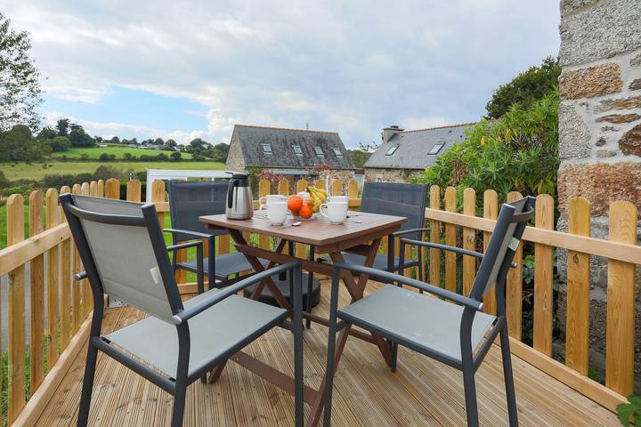 Maison "Ty Ar Dreuz" avec jacuzzi, terrasse privée, jardin et Wi-Fi in Plouégat-Moysan, Région de Morlaix