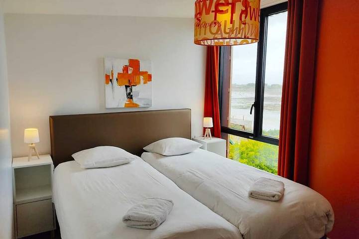 Vue mer, accès direct plage de sable fin, piscine intérieure chauffée in Santec, Ceinture Dorée