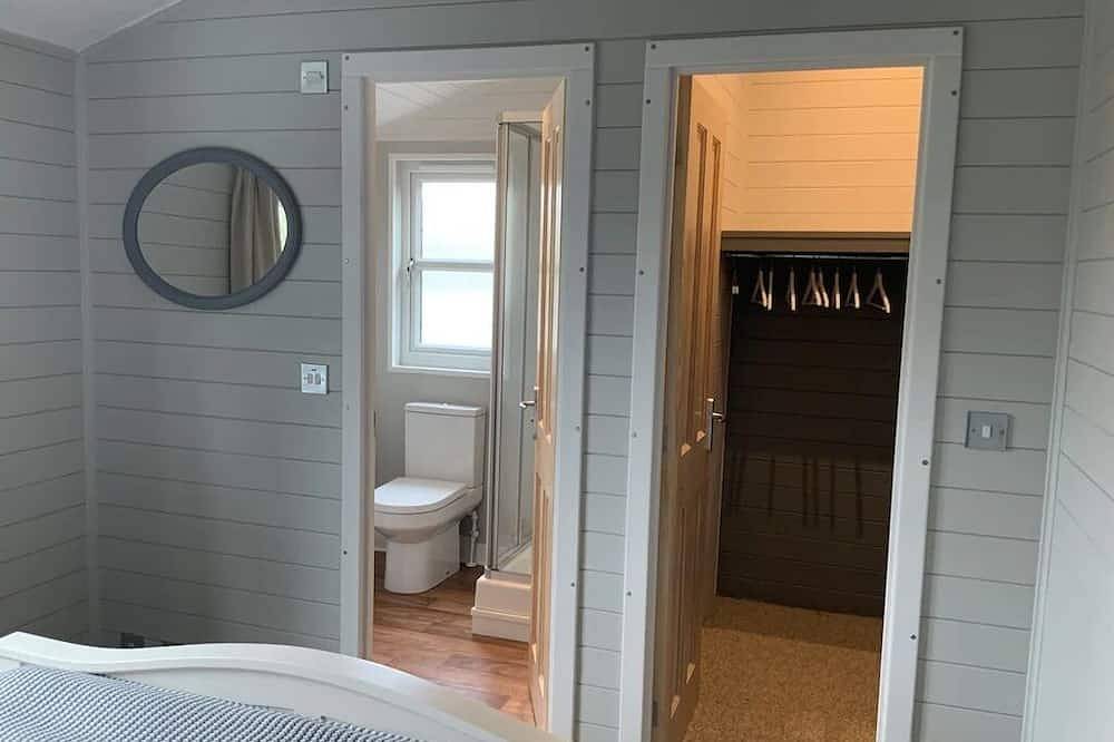 Holly Blue - Cosy wooden lodge, Kippford in Kippford, Dumfries and Galloway