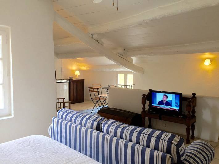 Gîte pour 2 personnes, avec piscine et jardin à Valaurie