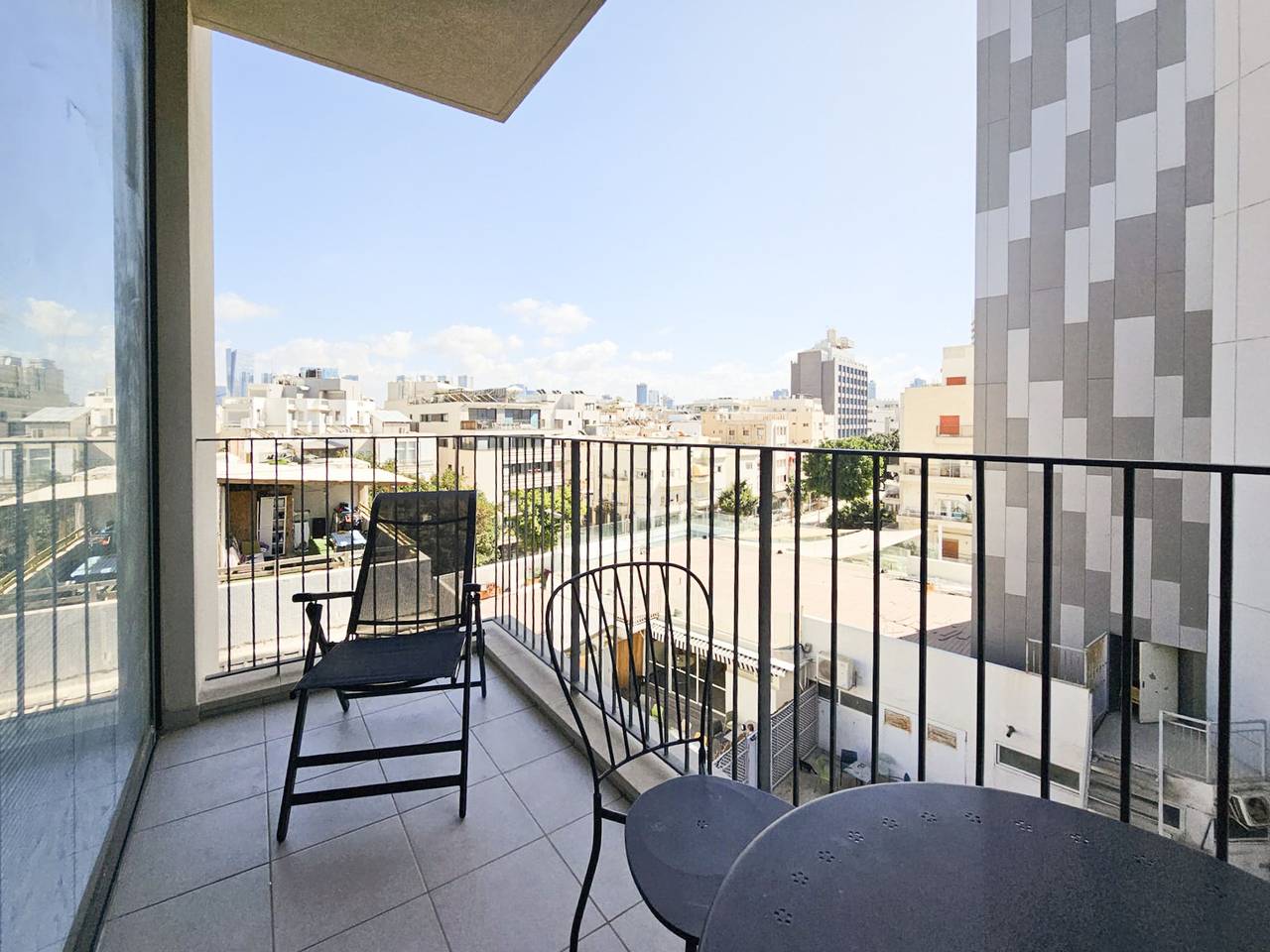 Entire apartment, Mamad Modern&Bright with Balcony in City Center by Feelhome in Tel Aviv, Tel Aviv District
