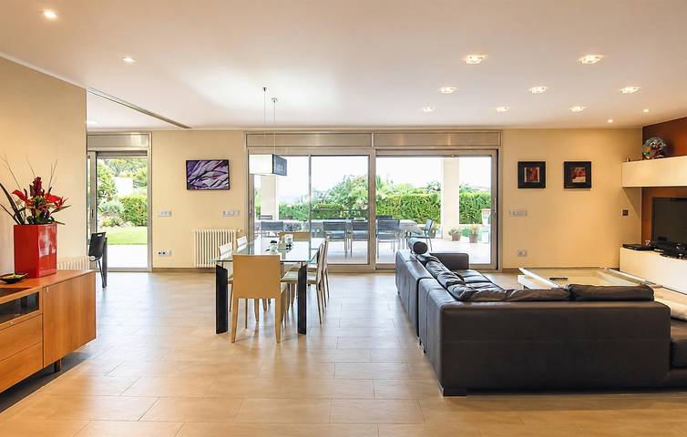 Escapada a la playa: acogedor apartamento con piscina y vistas al mar in Alcanar, Costa Dorada