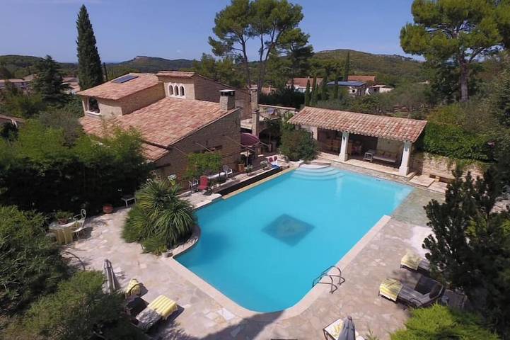 Gîte pour 12 personnes, avec piscine et jacuzzi à Orgone