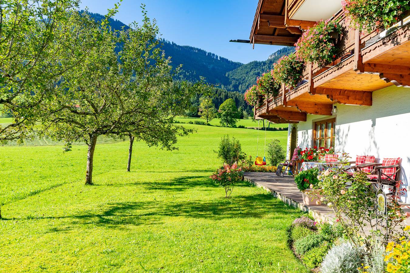 Ganze Ferienwohnung, Ferienwohnungen Hollweger inkl. Chiemgaukarte - 3 Appartement 23qm, Balkon, Kochnische, 1 Wohnschlafzimmer, max. 2 Pers, Wlan in Ruhpolding, Bayerische Alpen