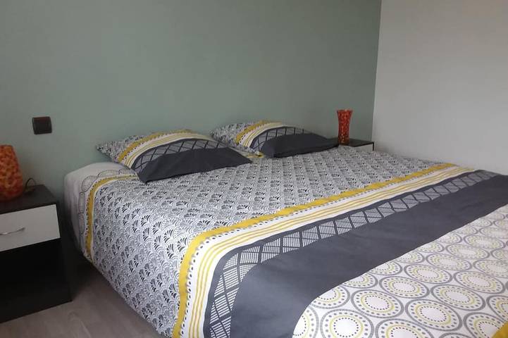 Gîte pour 5 personnes, avec terrasse ainsi que jardin et piscine à Saint-Julien-de-Civry - 3