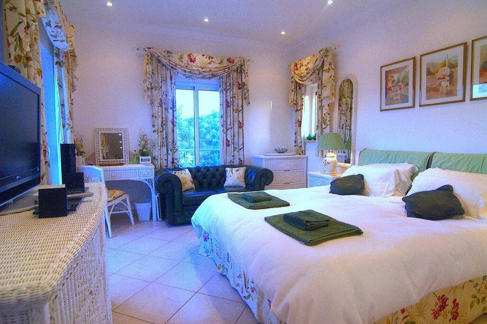 Escape & Unwind in Elegance with Large Private Pool & Amazing Views (Free Wi-Fi) in São Brás de Alportel, Faro Distrikt