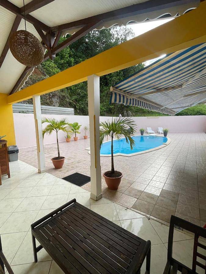 Chalet para 4 personas, con jardín y piscina - 1