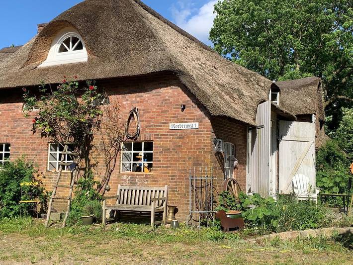 Ganze Wohnung, Ferienwohnung 'Reettraum' mit privater Terrasse, privatem Garten und Wi-Fi in Uphusum, Nordfriesland