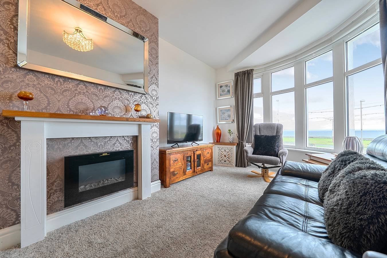 Entire holiday apartment, First Floor 2-bed Apartment with Sea View in Blackpool Pleasure Beach, North West England