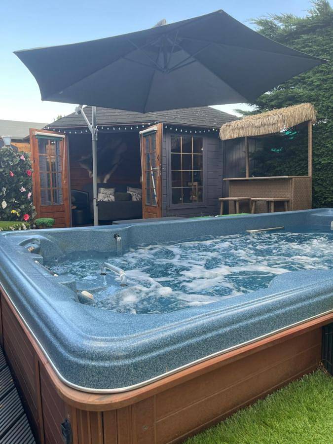 Holiday rental for 2 people, with Hot tub and Terrace as well as Garden and Pool in Eastleigh