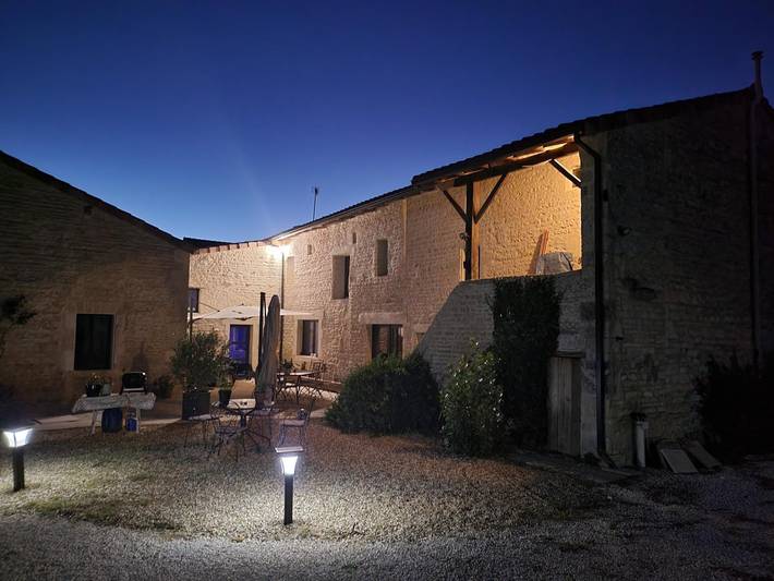Gîte pour 4 personnes, avec Terrasse ainsi que Jardin et Piscine à Siecq