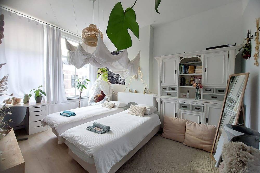 Historic townhouse with 5 bedrooms In Holland's oldest city center in Dordrecht, Nationalpark De Biesbosch