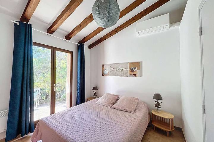 Cozy 3Br Villa, 200m from Santa-Giulia Beach, Sleeps 8, AC, BBQ, Parking Included in Santa Giulia, Porto Vecchio