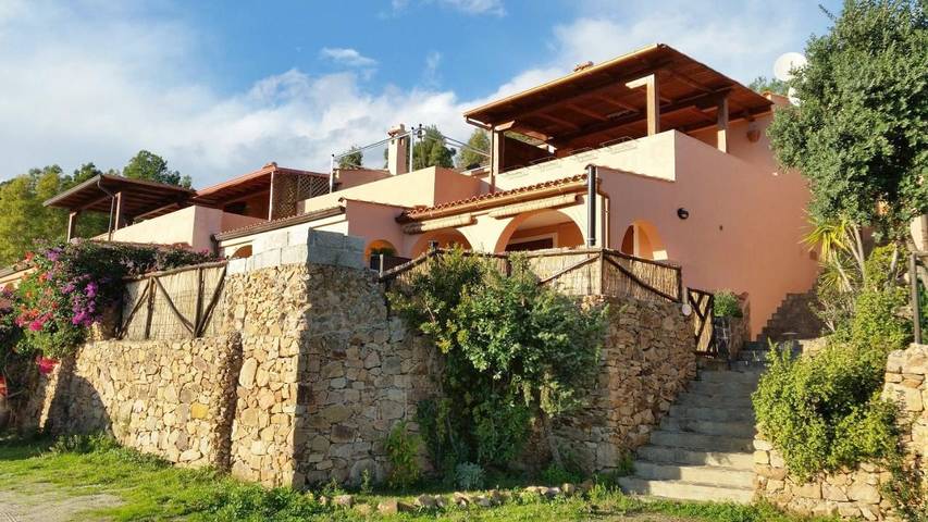 Villa pour 4 personnes, avec jardin ainsi que vue et piscine, adapté aux familles dans Eden Rock