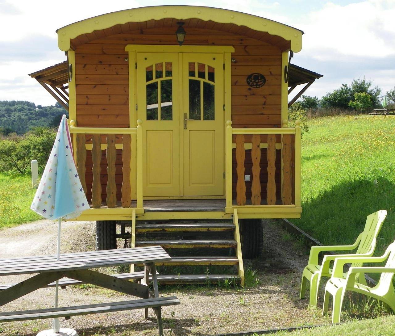 Wooden Caravan with Kitchenette in Brasparts, Région de Châteaulin
