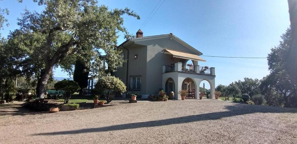 Agriturismo per 6 persone, con panorama e giardino a Cavriglia