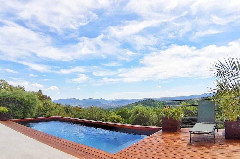 Contemporary Villa With Amazing View Of Lake Salagou in Soumont, Région de Lodève