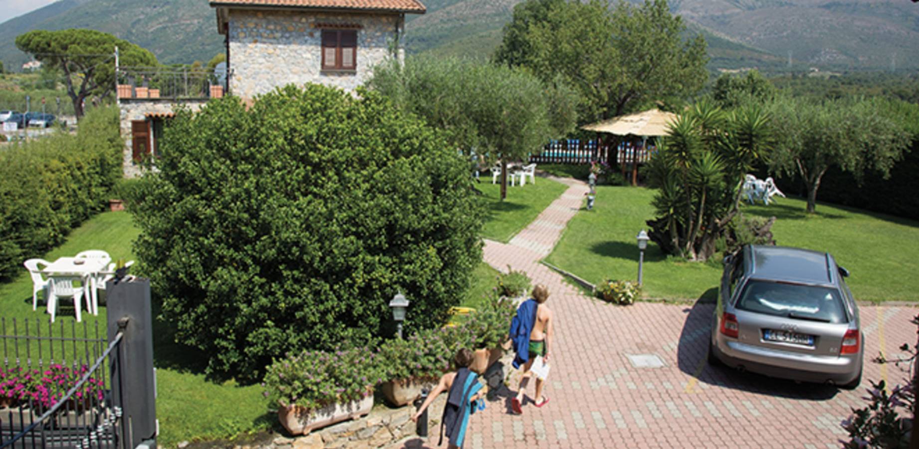 Apartamento entero, Apartamento 'Azalea' con piscina compartida, jardín compartido y Wi-Fi in Campochiesa, Albenga