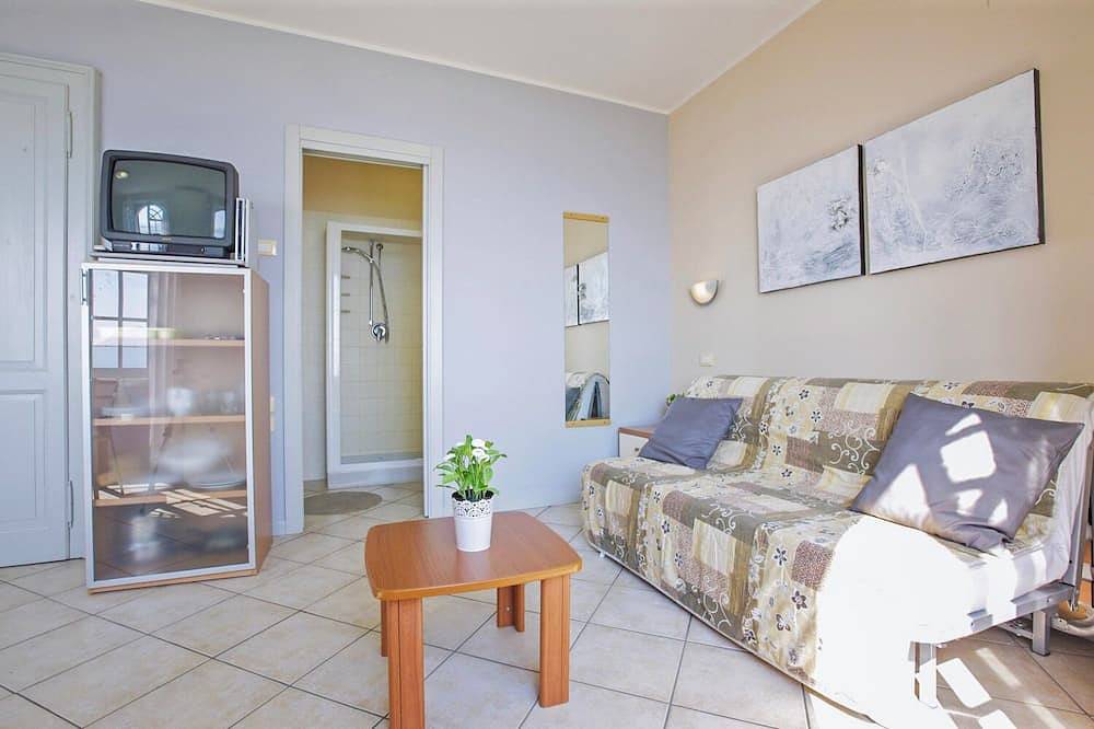 Entire apartment, 1-bedroom apartment in an Art Nouveau villa with communal pool in Baveno, Comune di Baveno