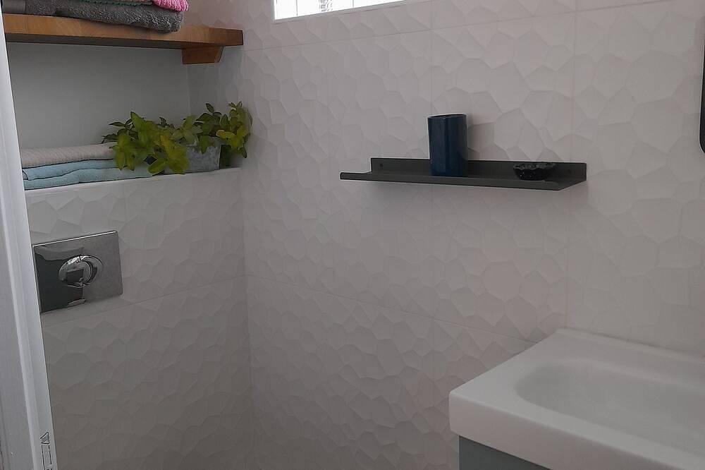 Entire apartment, T1 at the foot of Garlaban with small garden in Aubagne, Marseille region