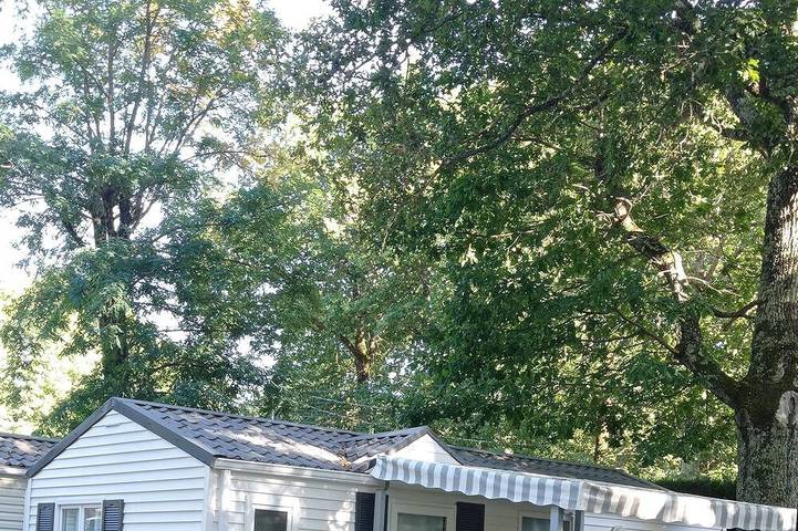 Camping pour 4 personnes, avec terrasse et piscine, animaux acceptés