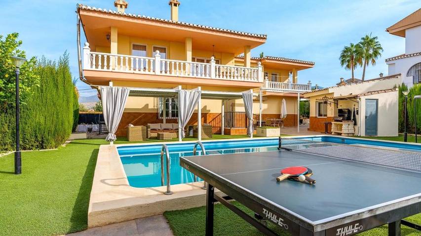 Casa rural para 15 personas, con jardín además de piscina y terraza en Gójar