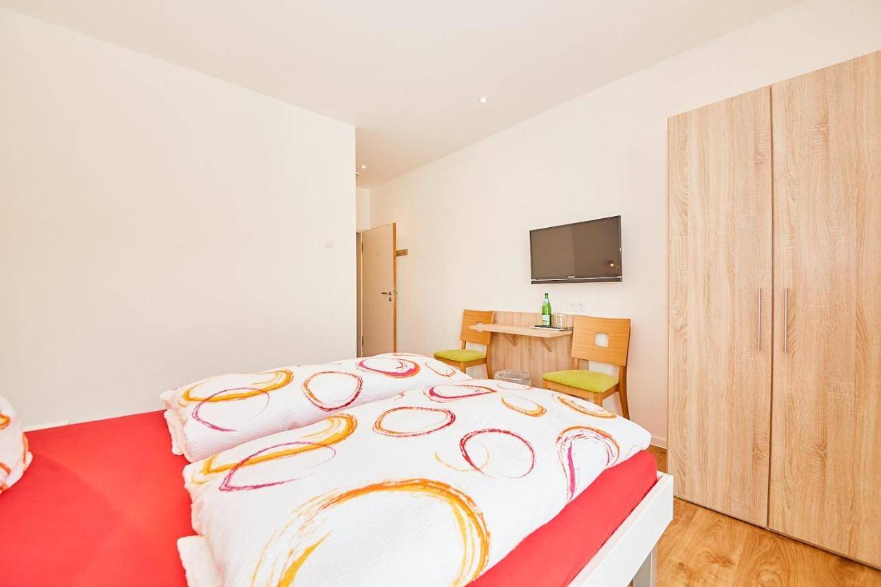 Small Double Room in Zeltingen-Rachtig, Bernkastel-Kues en Omgeving