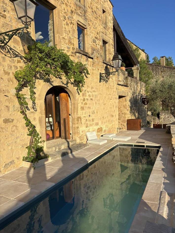 Gîte pour 4 personnes, avec Terrasse ainsi que Jardin et Piscine