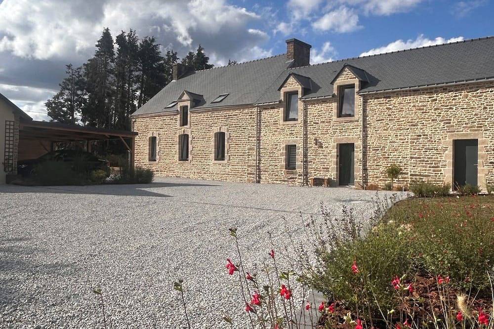 Two charming adjoining homes in the heart of a 340 m² property—sleeps 16 in Locmaria-Grand-Champ, Vannes und Umgebung