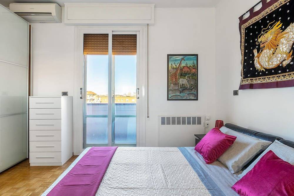 Entire apartment, 051 Living apartment within walking distance of downtown and Fs station in Bologna, Bologna Province
