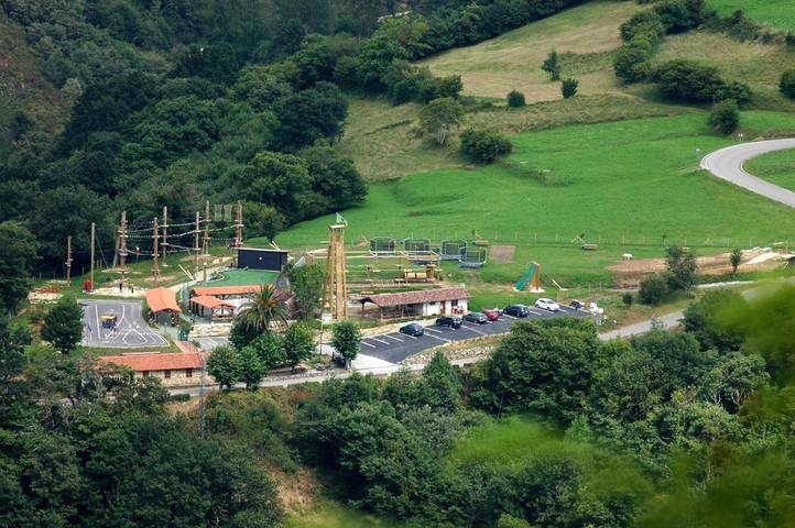 Casa rural con piscina para 12 personas, con Terraza además de Jardín y Piscina en Costa de Cantabria
