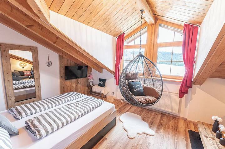Ganze Wohnung, Gemütliche Ferienwohnung im alpinen Chaletstil mit Bergblick in Seeg, Bayerisch Schwaben