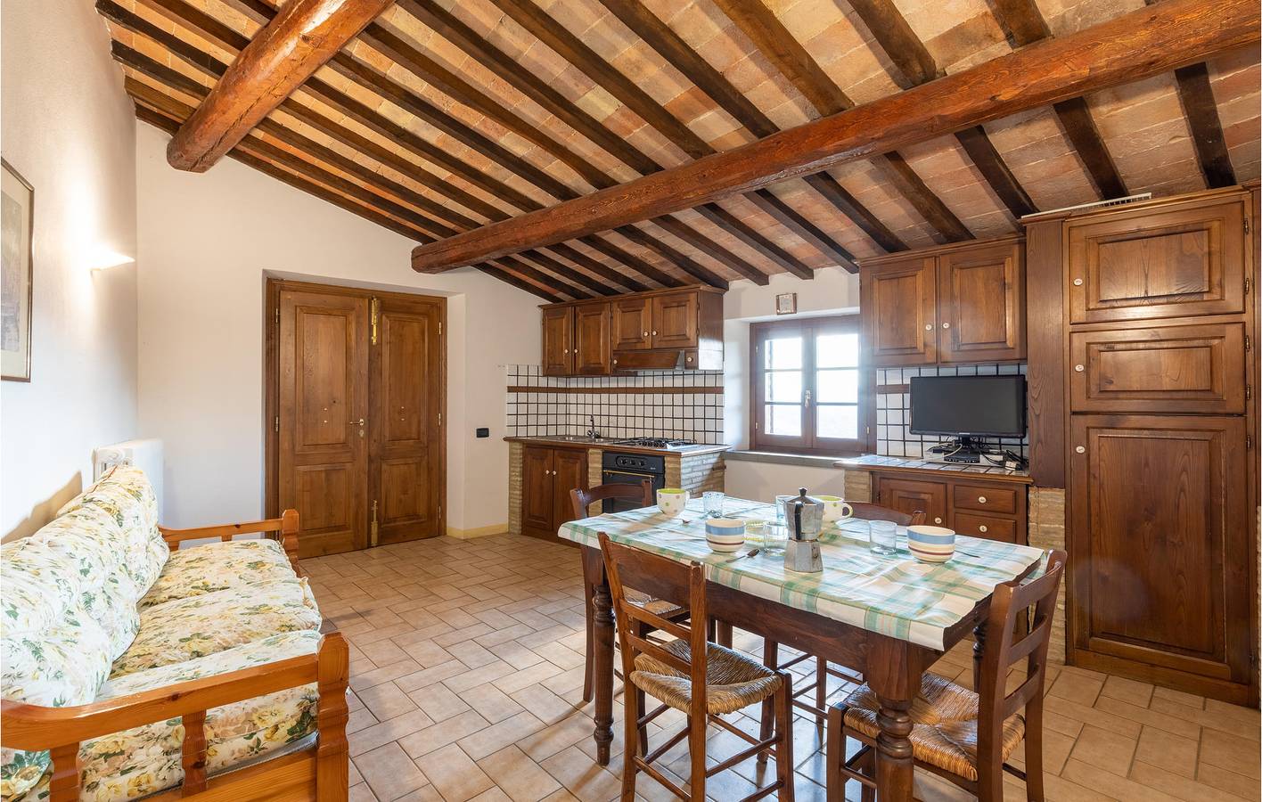 Entire holiday apartment, Hillside Apartment with Baby Bed, Pool & Parking in Monte Santa Maria Tiberina, Valtiberina